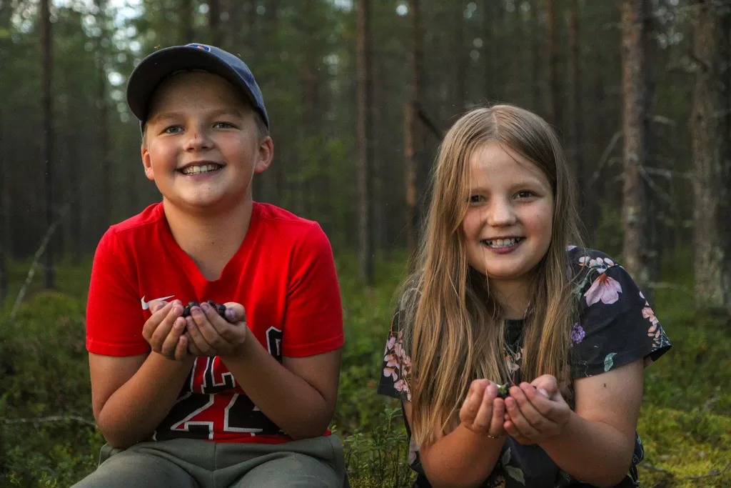 Ranualaisten Tuukka ja Emmilotta Sarajärven mielestä mustikka on heti mansikan jälkeen  paras marja.