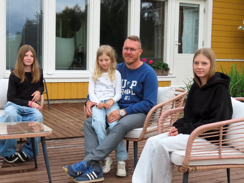 Kotona työskentelyn ja päivän paras hetki on tyttöjen paluu koulusta. Tavaksi on tullut juoda yhteiset päiväkahvit päivän tapahtumia kertaillen. Kotipihalla Samuli Leppänen tyttöjensä Elman (vas.), Livian ja Frida-Maijan kanssa.