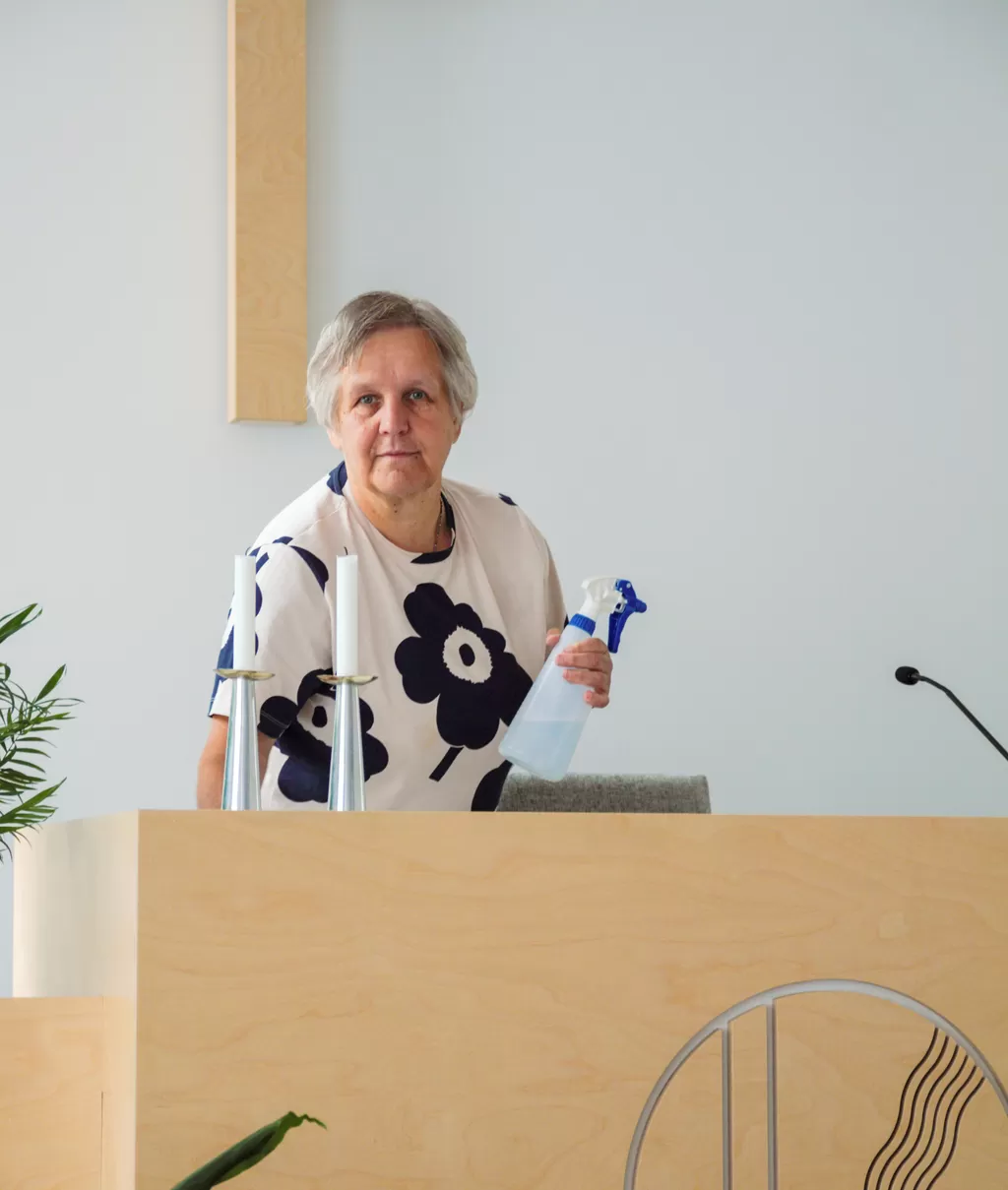 Päivi Aitto-oja huolehtii Pyhännän rauhanyhdistyksen siivoamisesta viikoittain, yleensä maanantaisin.