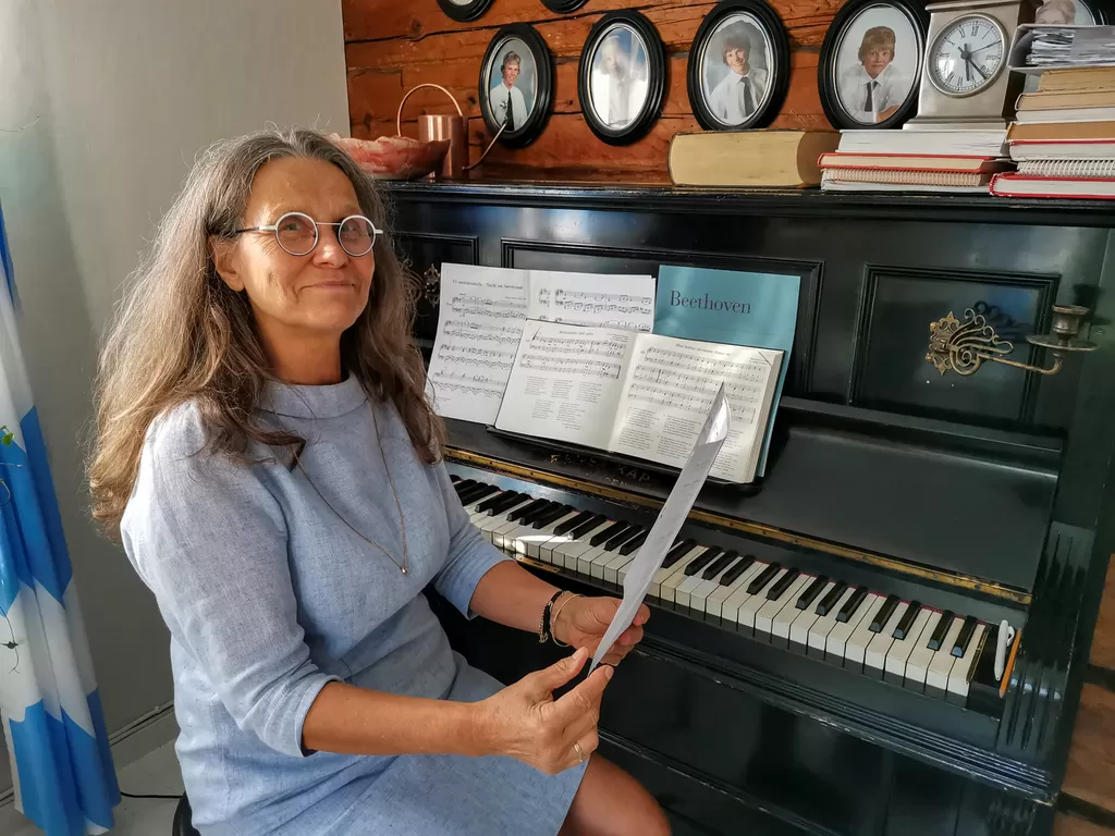 Päivi Mustajärvellä on aarteena tallessa Eira Hannukselan nuoruudenaikaisia kuoronuotteja.