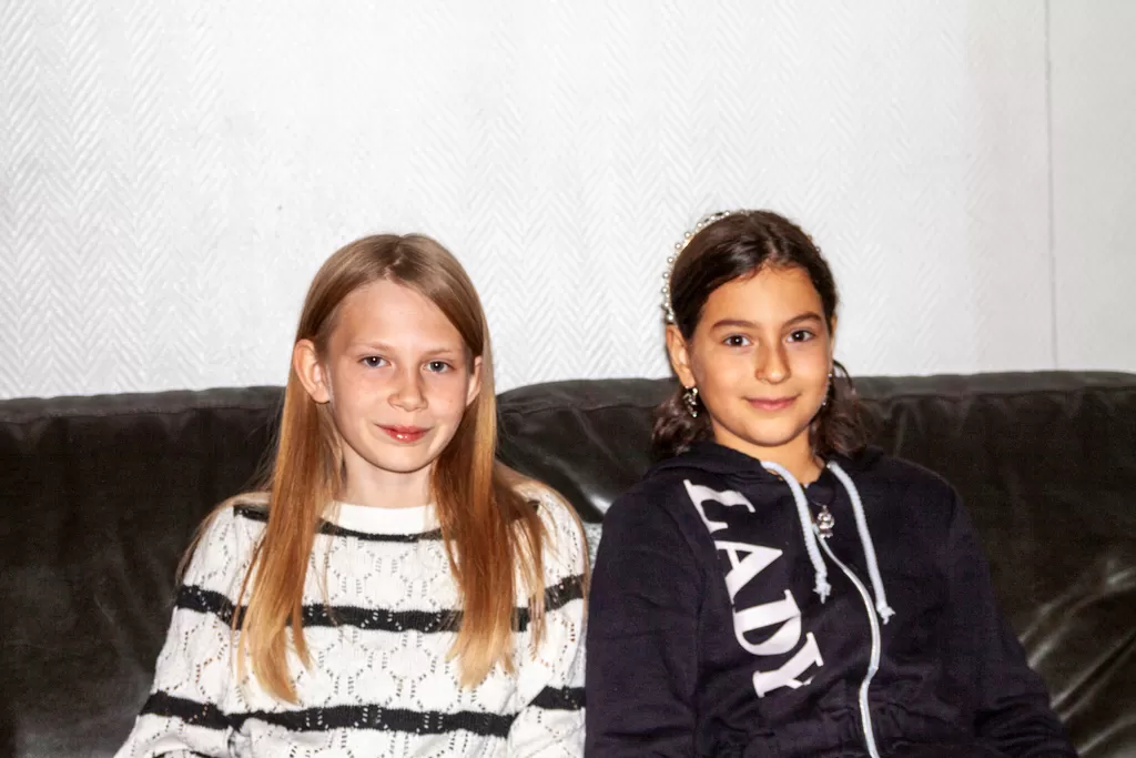 Selina Lustig (vas.) ja Hanna Kurohlo kertovat, että Suomessa kouluruokailu on ihan kiva asia, mutta sekin on ihan kiva, että kouluun otetaan itse valitut omat eväät.